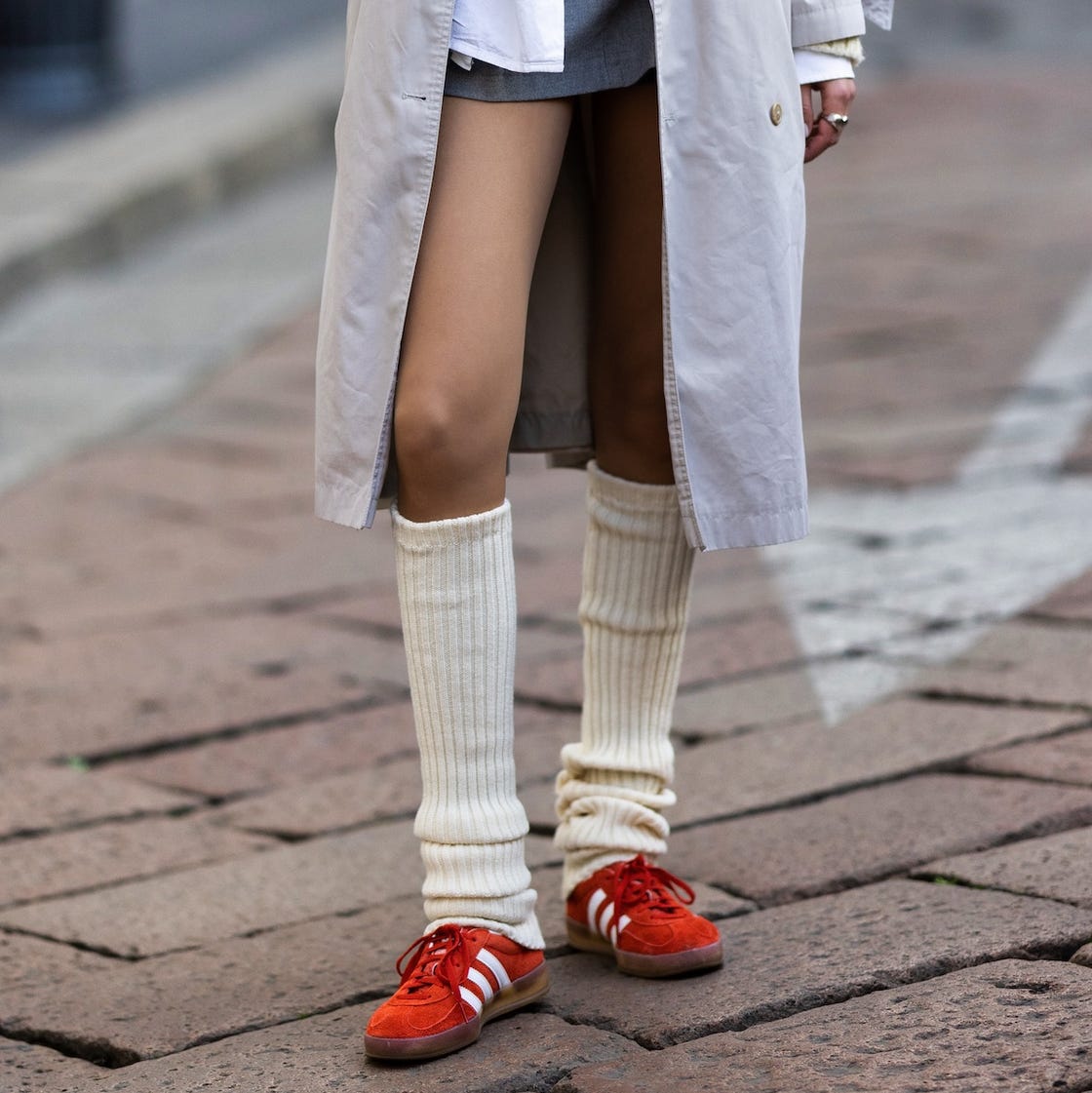 Oversized Trench Coat With Cream Leg Warmers and Red Sneakers Oversized Trench Coat With Cream Leg Warmers and Red Sneakers — Classy Leg Warmers Outfits