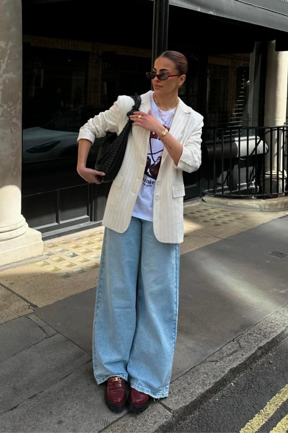 Light Blue Wide Leg Jeans With Graphic Tee And Blazer Light Blue Wide Leg Jeans With Graphic Tee And Blazer — Classy Light Blue Jeans Outfits