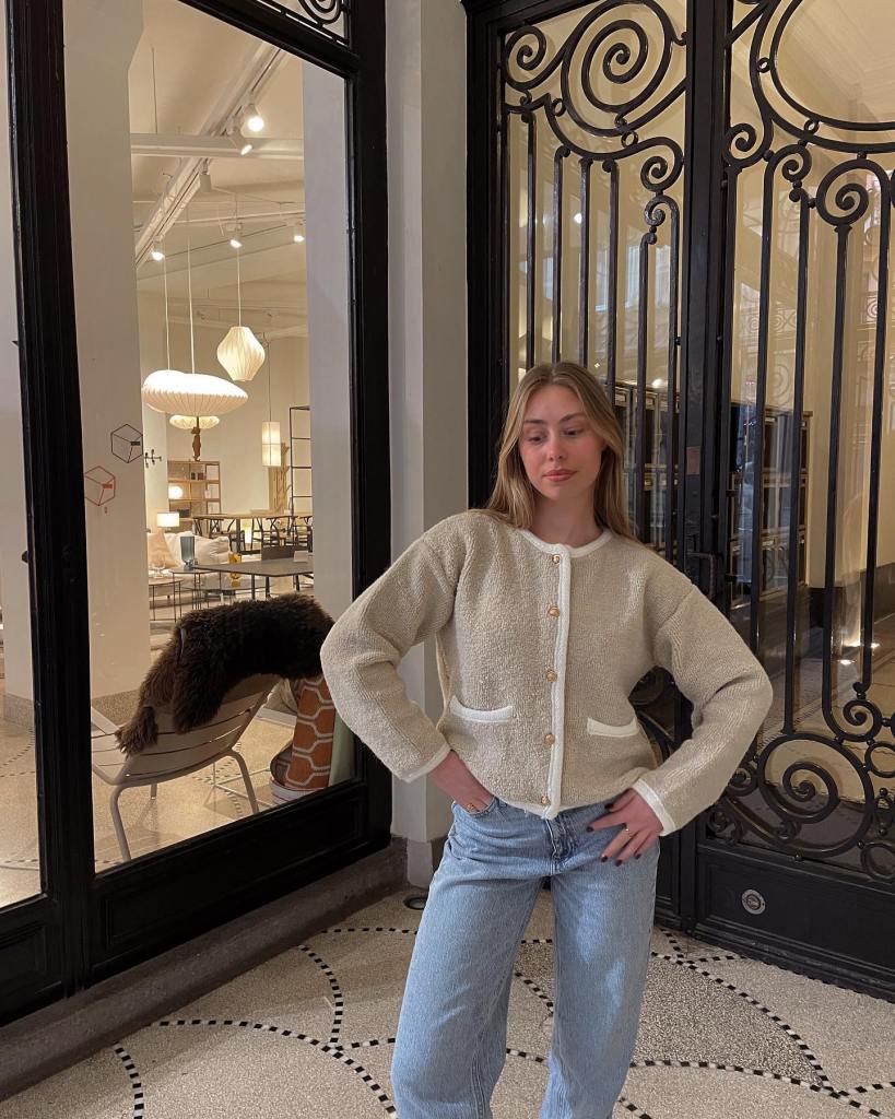 Baggy Light Blue Jeans With Cream Knit Cardigan Baggy Light Blue Jeans With Cream Knit Cardigan — Classy Light Blue Jeans Outfits