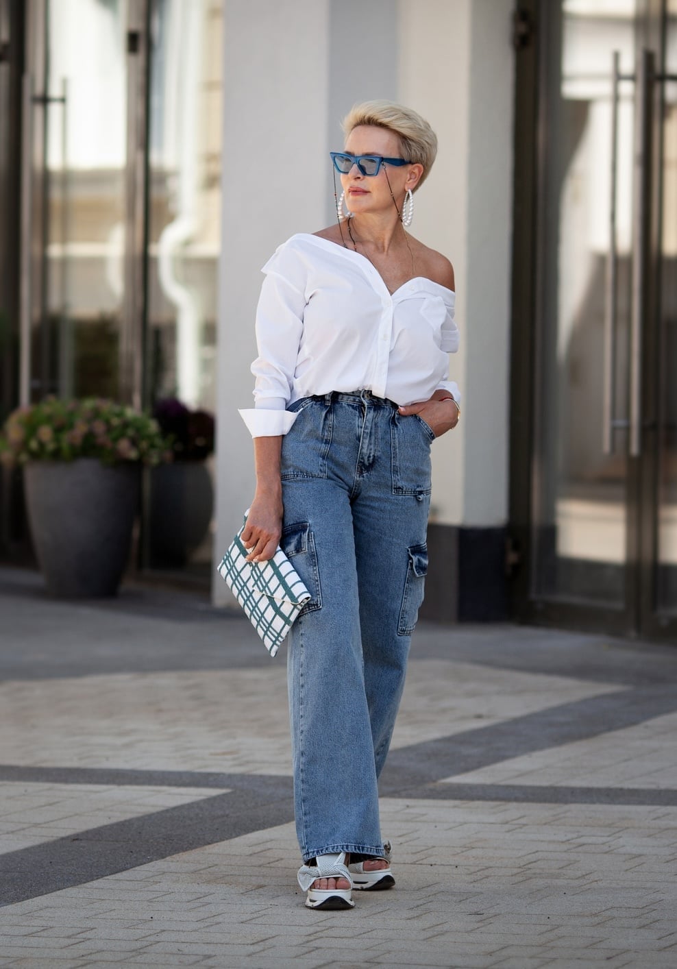 Light Blue Cargo Jeans With Off The Shoulder Top Light Blue Cargo Jeans With Off The Shoulder Top — Classy Light Blue Jeans Outfits