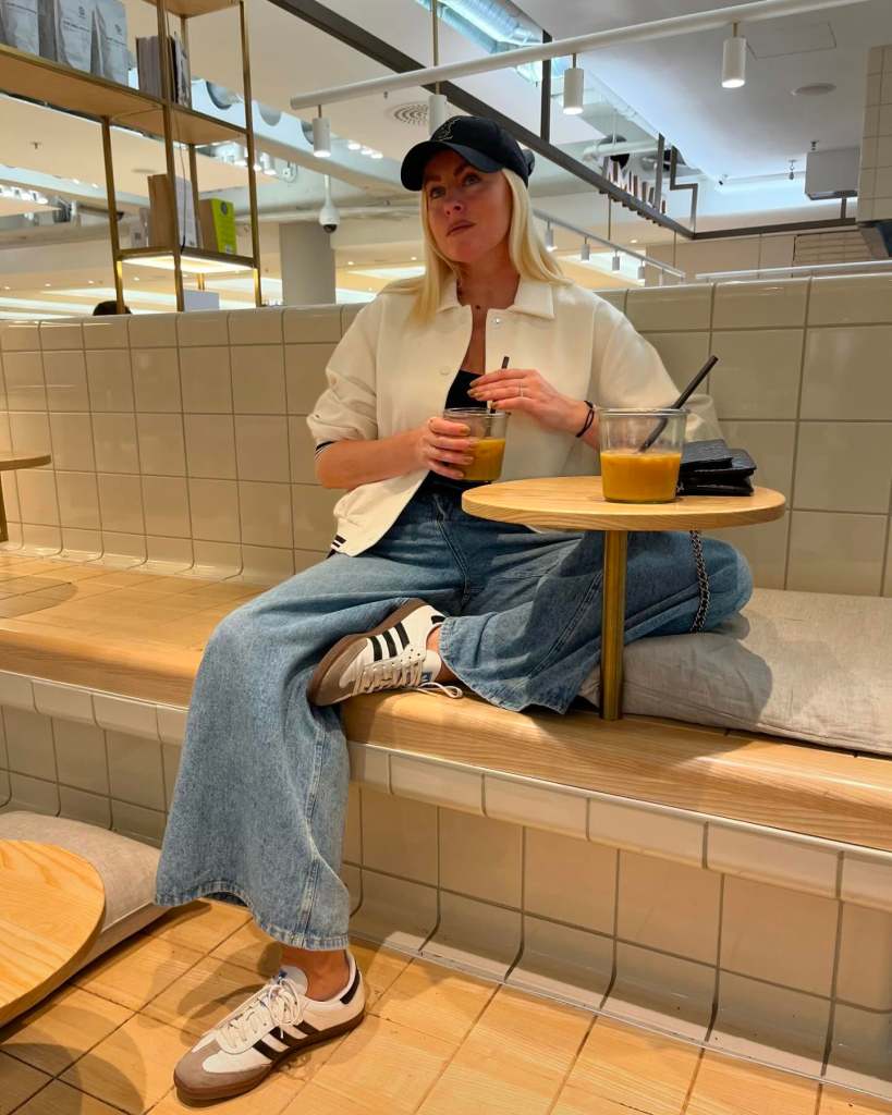 Extremely Wide Leg Light Blue Jeans With Oversized Jacket Extremely Wide Leg Light Blue Jeans With Oversized Jacket — Classy Light Blue Jeans Outfits