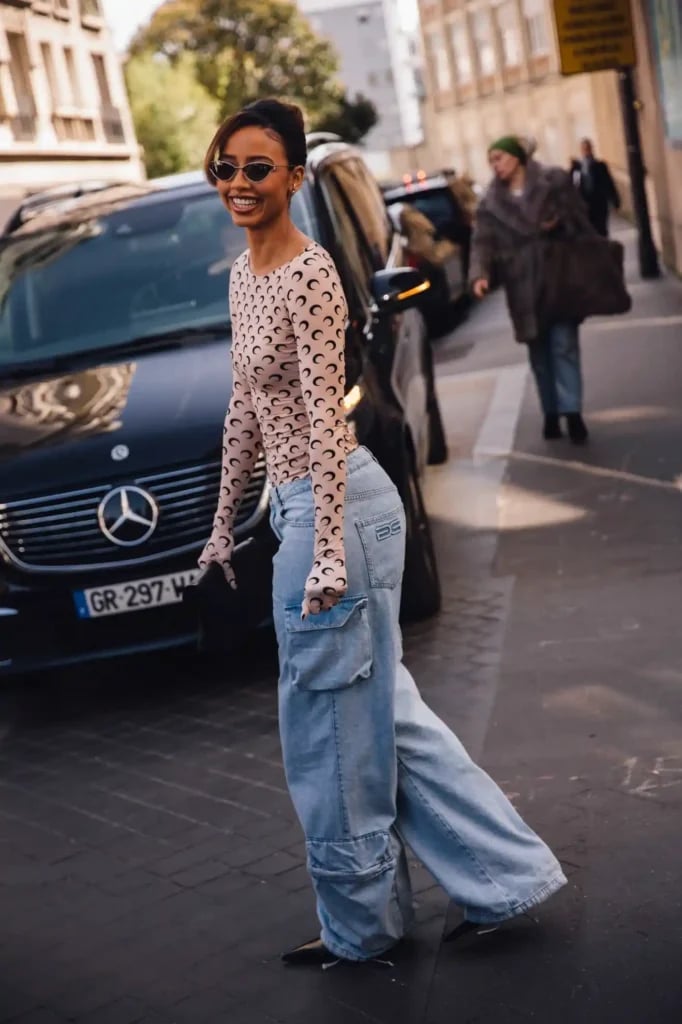 Baggy Light Blue Cargo Jeans With Printed Top Baggy Light Blue Cargo Jeans With Printed Top — Classy Light Blue Jeans Outfits