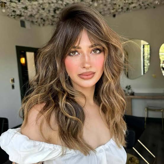 Thick Collarbone Lob With Face-Framing Layers — Classy Light Brown Hair with Blonde
