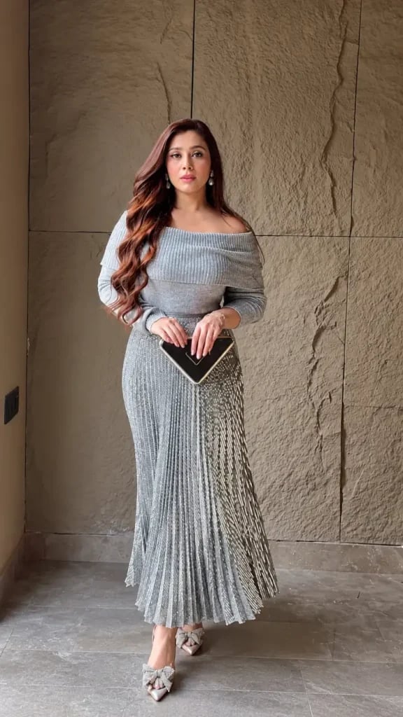 Elegant Silver Pleated Metallic Maxi Skirt Elegant Silver Pleated Metallic Maxi Skirt — Classy Long Skirt Outfits