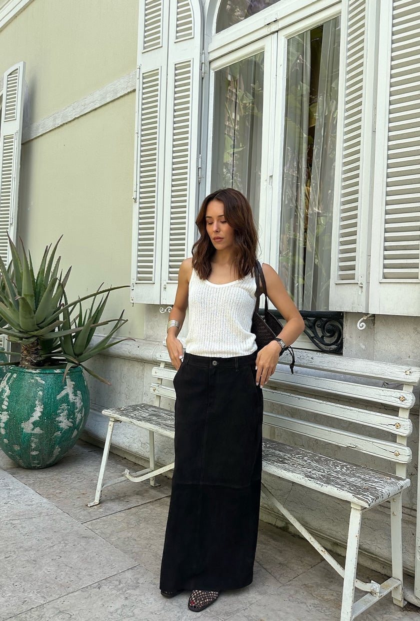 Casual Black Denim Maxi Skirt with Flats Casual Black Denim Maxi Skirt with Flats — Classy Long Skirt Outfits