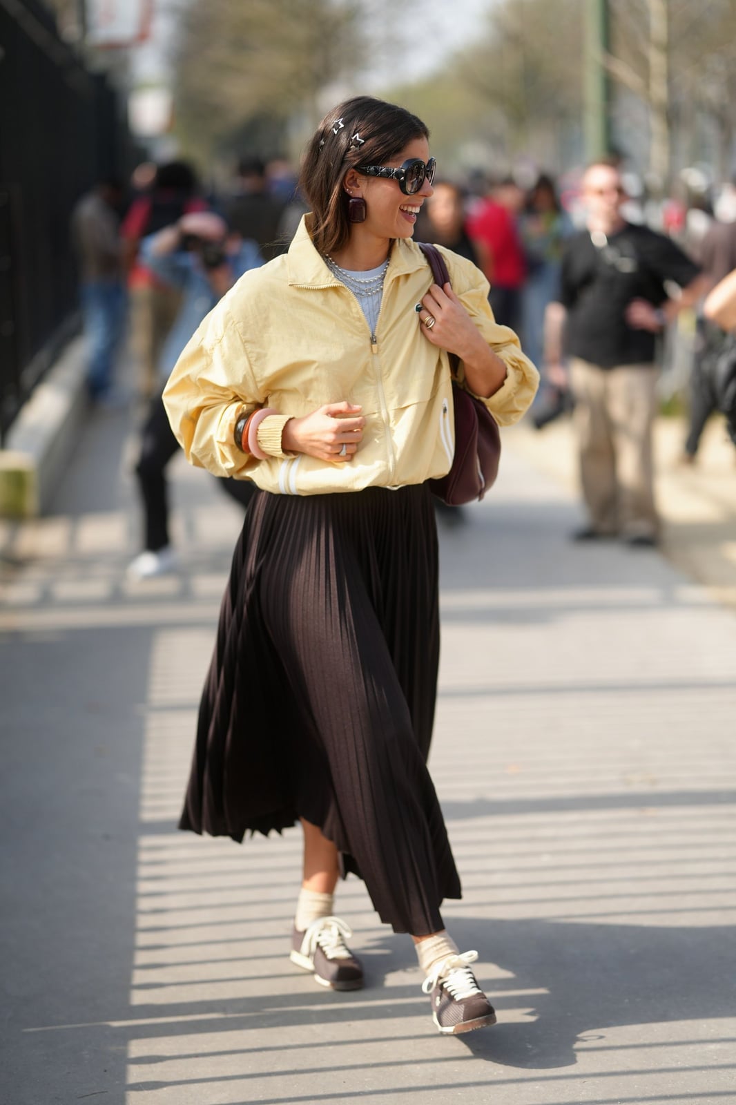 Casual Black Pleated Maxi Skirt with Trainers Casual Black Pleated Maxi Skirt with Trainers — Classy Long Skirt Outfits
