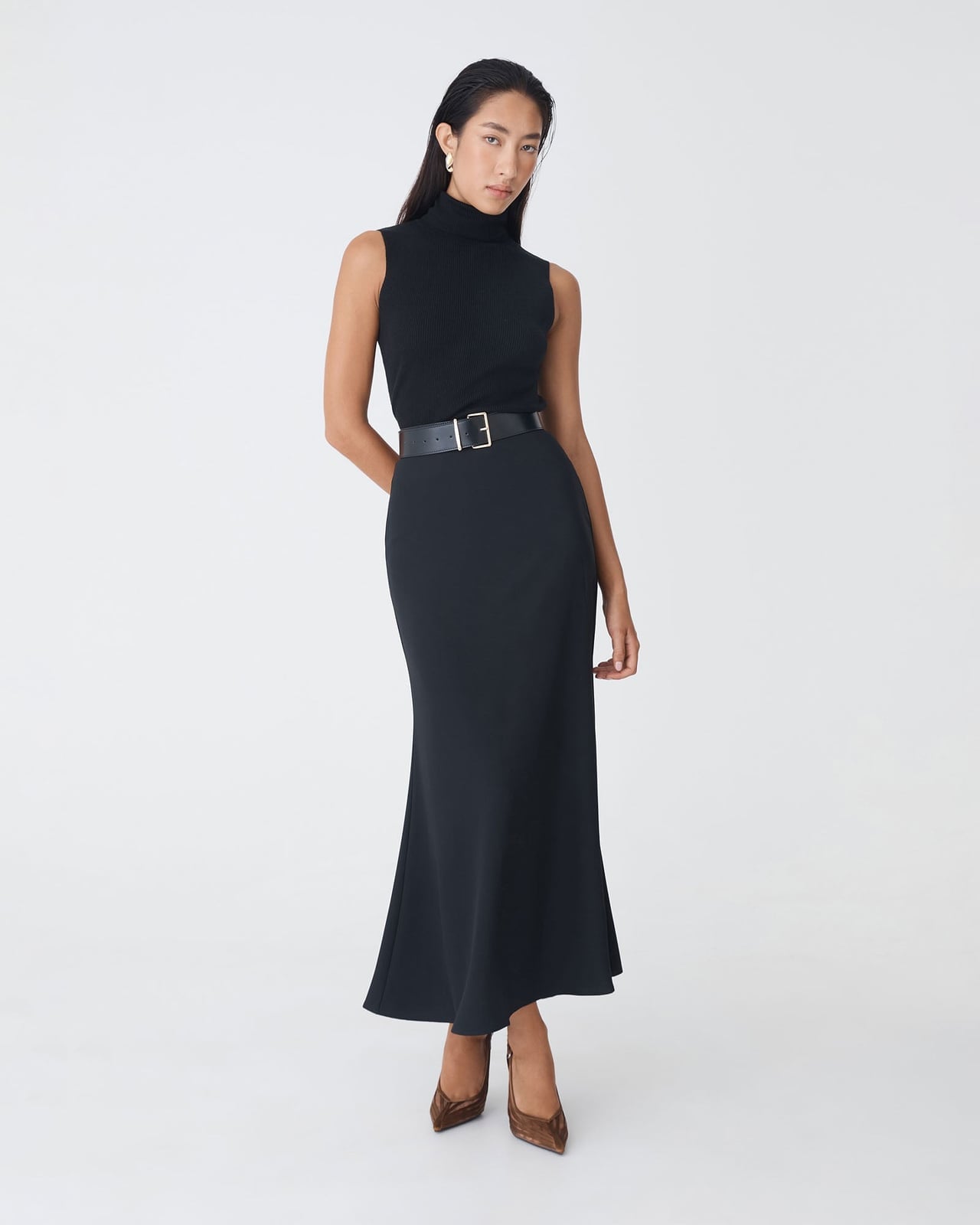 Black Flared Maxi Skirt with Turtleneck Black Flared Maxi Skirt with Turtleneck — Classy Long Skirt Outfits