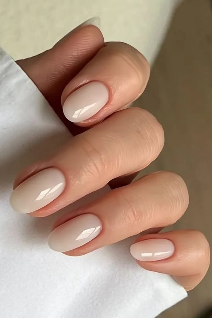 Short Oval Creamy Nude Glossy Nails, овал Short Oval Creamy Nude Glossy Nails, овал — Classy Looks Nail