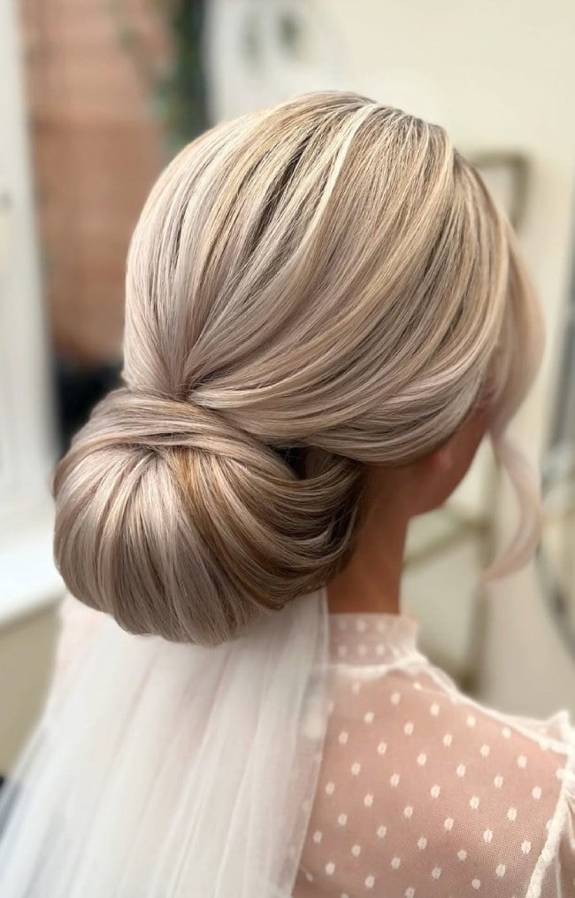 Voluminous Blonde Wavy Low Bun With Veil Voluminous Blonde Wavy Low Bun With Veil — Classy Low Bun Wedding Hair