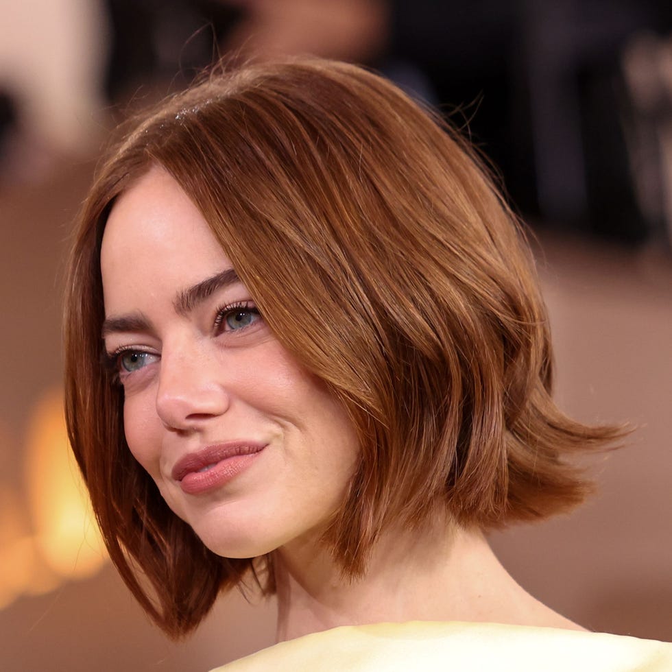Collarbone Bob Auburn Face-Framing Layers — Classy Medium Bob