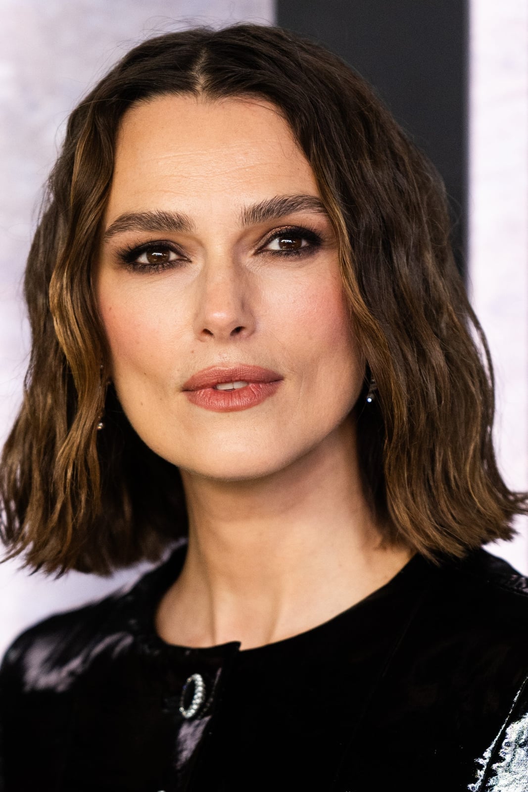 Collarbone Bob With Subtle Highlights — Classy Medium Bob