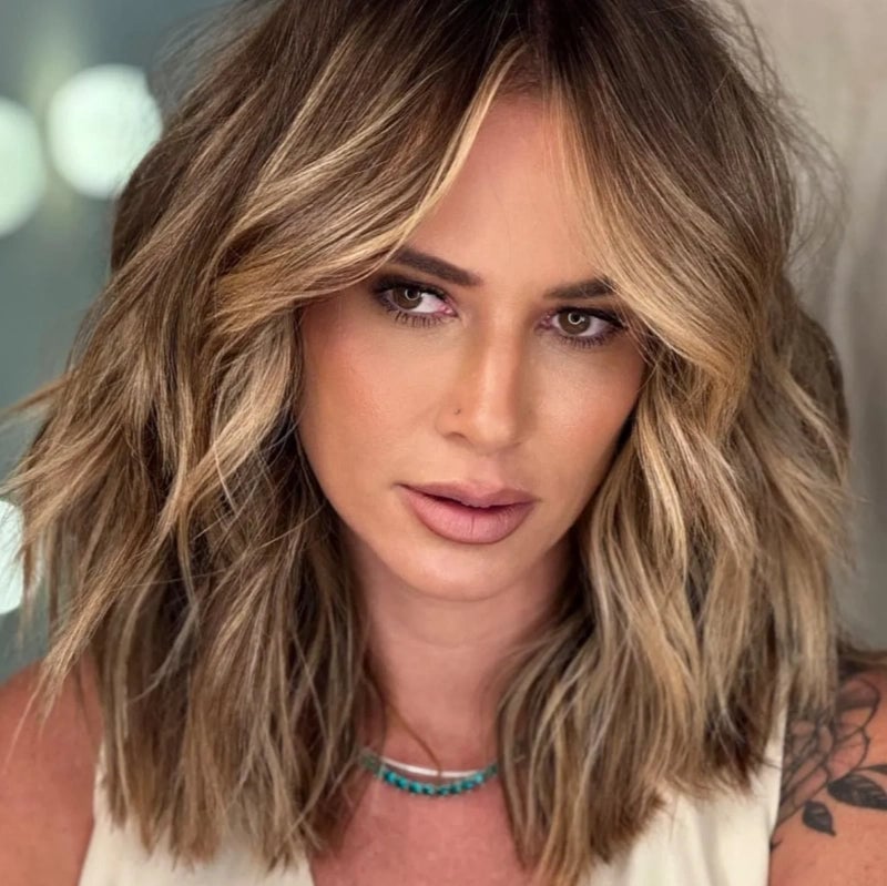 Collarbone Waves Honey Blonde Balayage — Classy Medium Length Haircuts