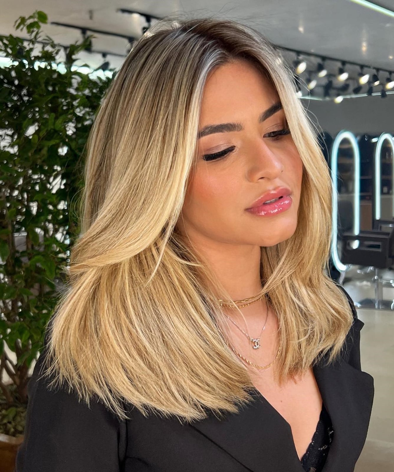 Collarbone Layers Honey Blonde Highlights — Classy Medium Length Haircuts