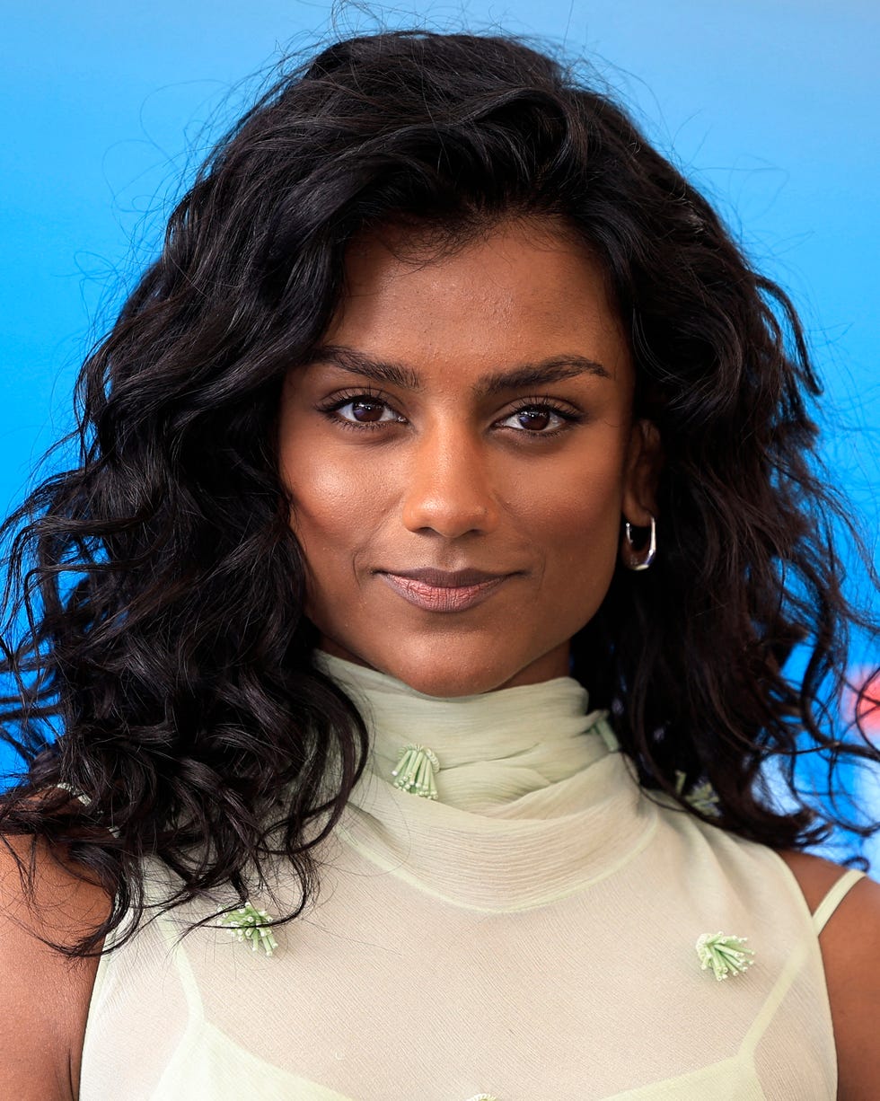 Collarbone Waves With Blonde And Brown Balayage Collarbone Waves With Blonde And Brown Balayage — Classy Mid Length Hair