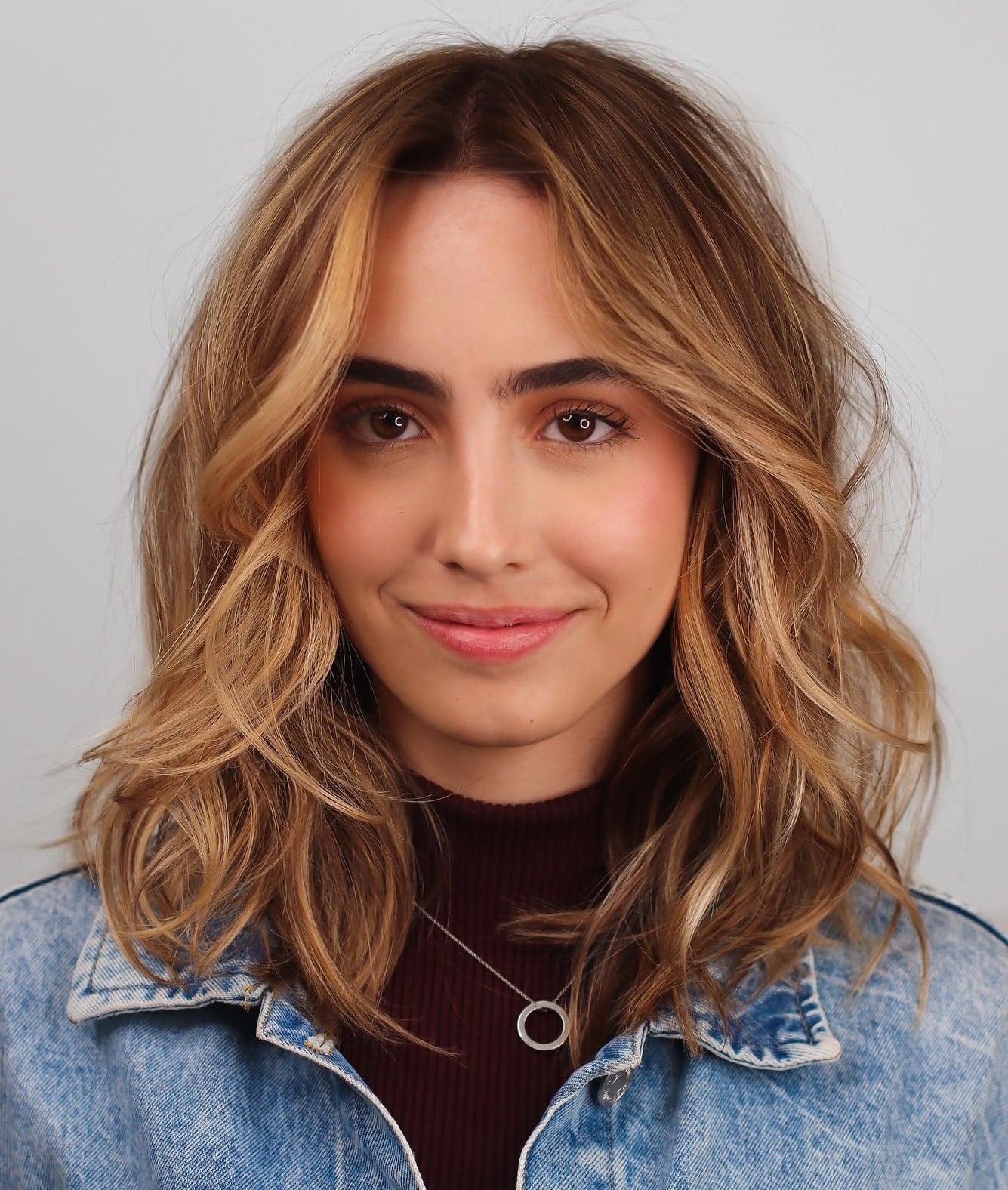 Honey Blonde Collarbone Lob With Face-Framing Layers Honey Blonde Collarbone Lob With Face-Framing Layers — Classy Mid Length Hair