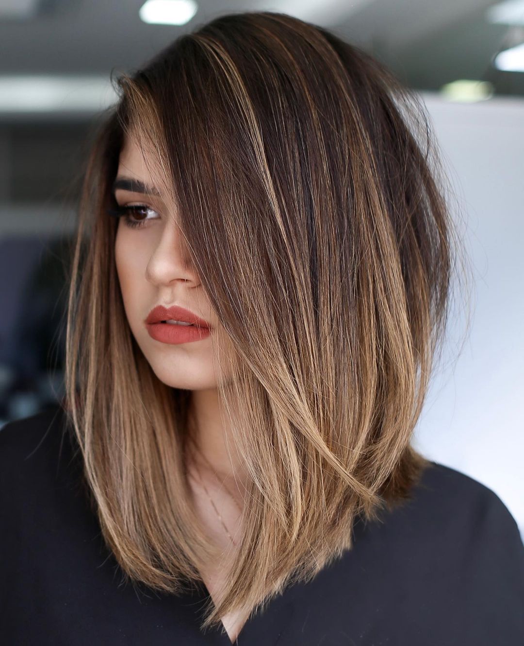 Collarbone Layers With Brown And Blonde Highlights Collarbone Layers With Brown And Blonde Highlights — Classy Mid Length Haircuts