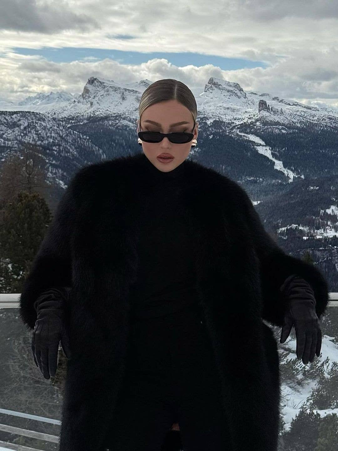 Voluminous Black Faux Fur Coat With Heeled Boots Voluminous Black Faux Fur Coat With Heeled Boots — Classy Mob Wife Outfits