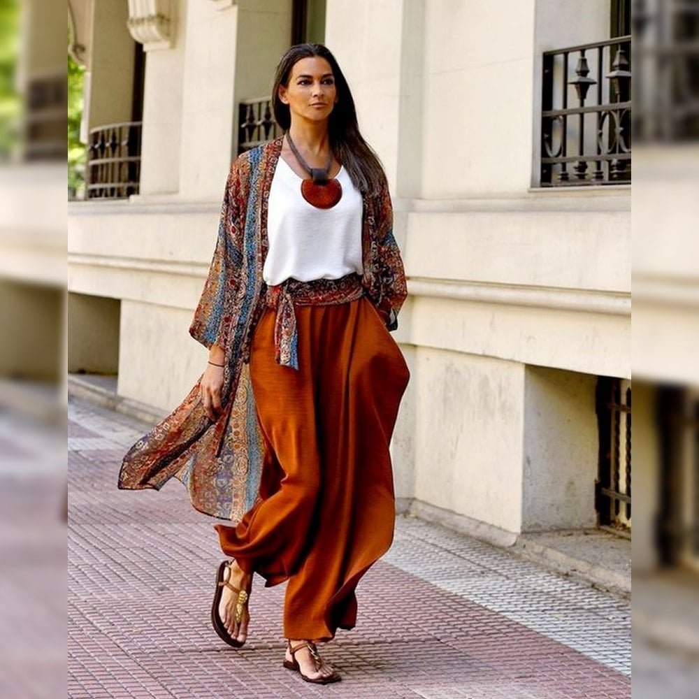 Printed Kimono with White Top and Wide-Leg Trousers — Classy Mujer Outfits