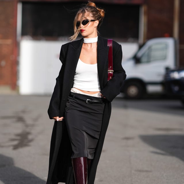 Long Black Wool Coat Over White Crop Top and Black Skirt — Classy Mujer Outfits