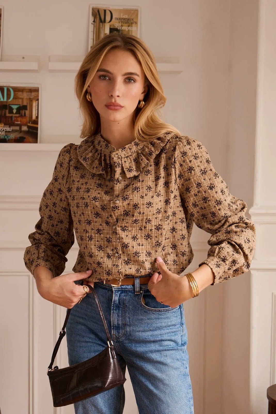 Beige Floral Print Blouse with Ruffled Collar and Blue Straight-Leg — Classy Mujer Outfits