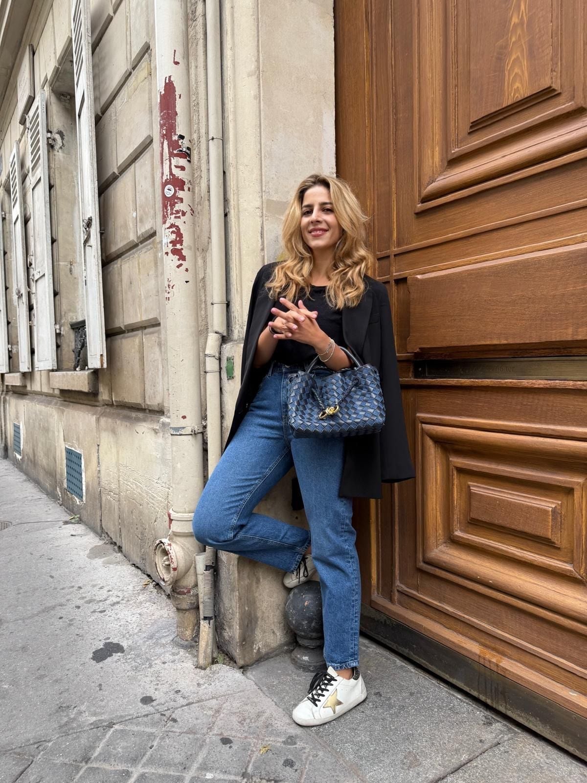 Blue Straight-Leg Jeans with Black T-Shirt and Blazer — Classy Mujer Outfits