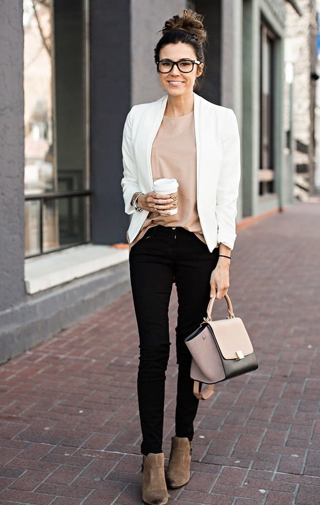 White Blazer Over Beige Top and Black Fitted Pants — Classy Mujer Outfits