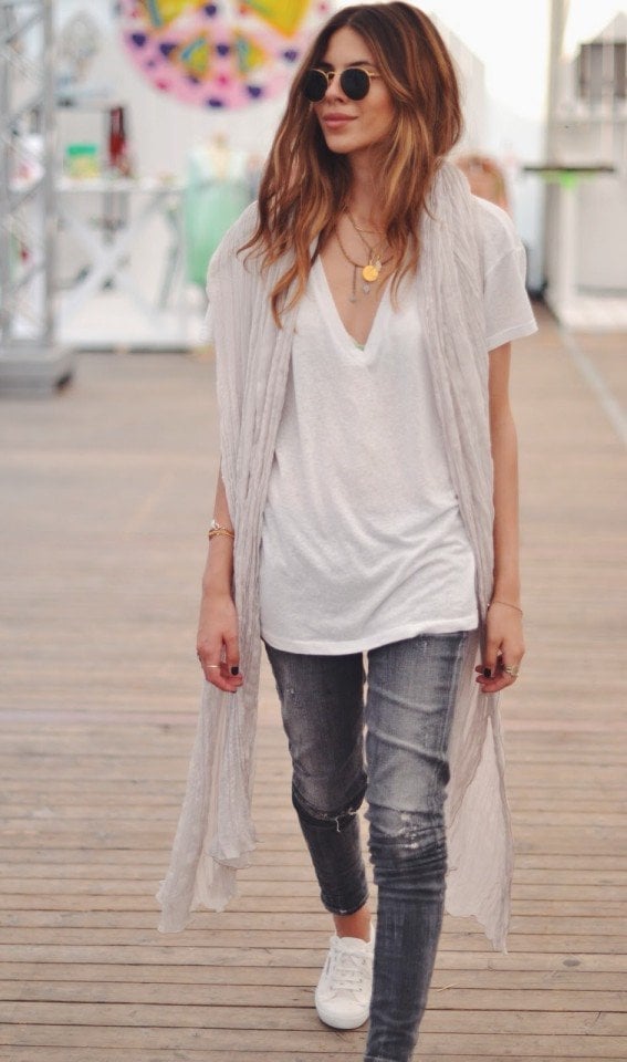 Grey Skinny Jeans with White T-Shirt and Long Grey Scarf — Classy Mujer Outfits