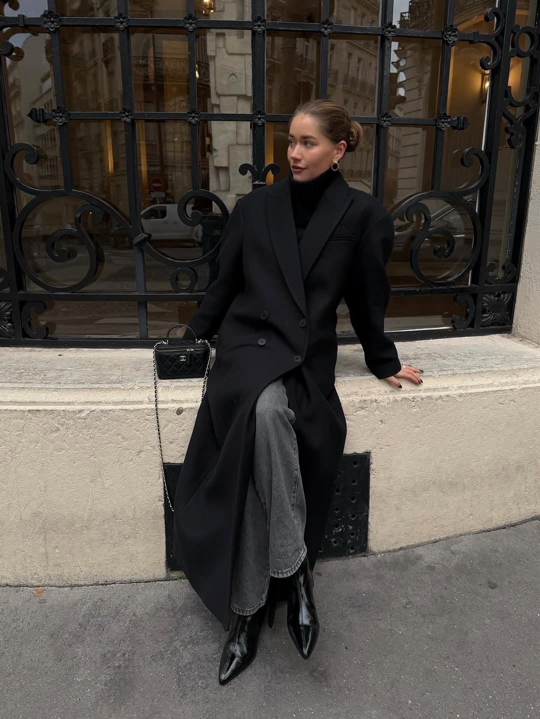 Chic Black Oversized Coat Over Black Turtleneck and Grey Wide-Leg — Classy Mujer Outfits
