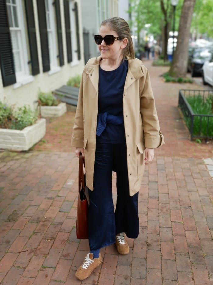 Wide Leg Navy Trousers With Navy T Shirt And Beige Trench Coat — Classy Navy Pants Outfits