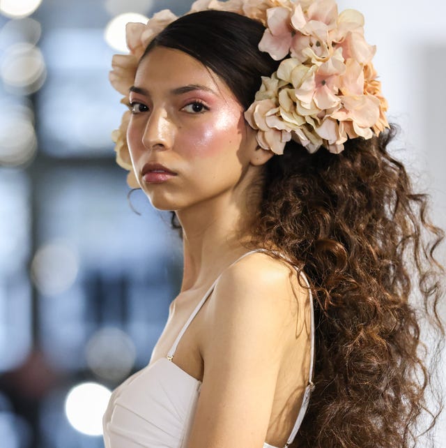 Curly Dark Brown High Ponytail With Floral Accessory Curly Dark Brown High Ponytail With Floral Accessory — Classy New Hairstyles