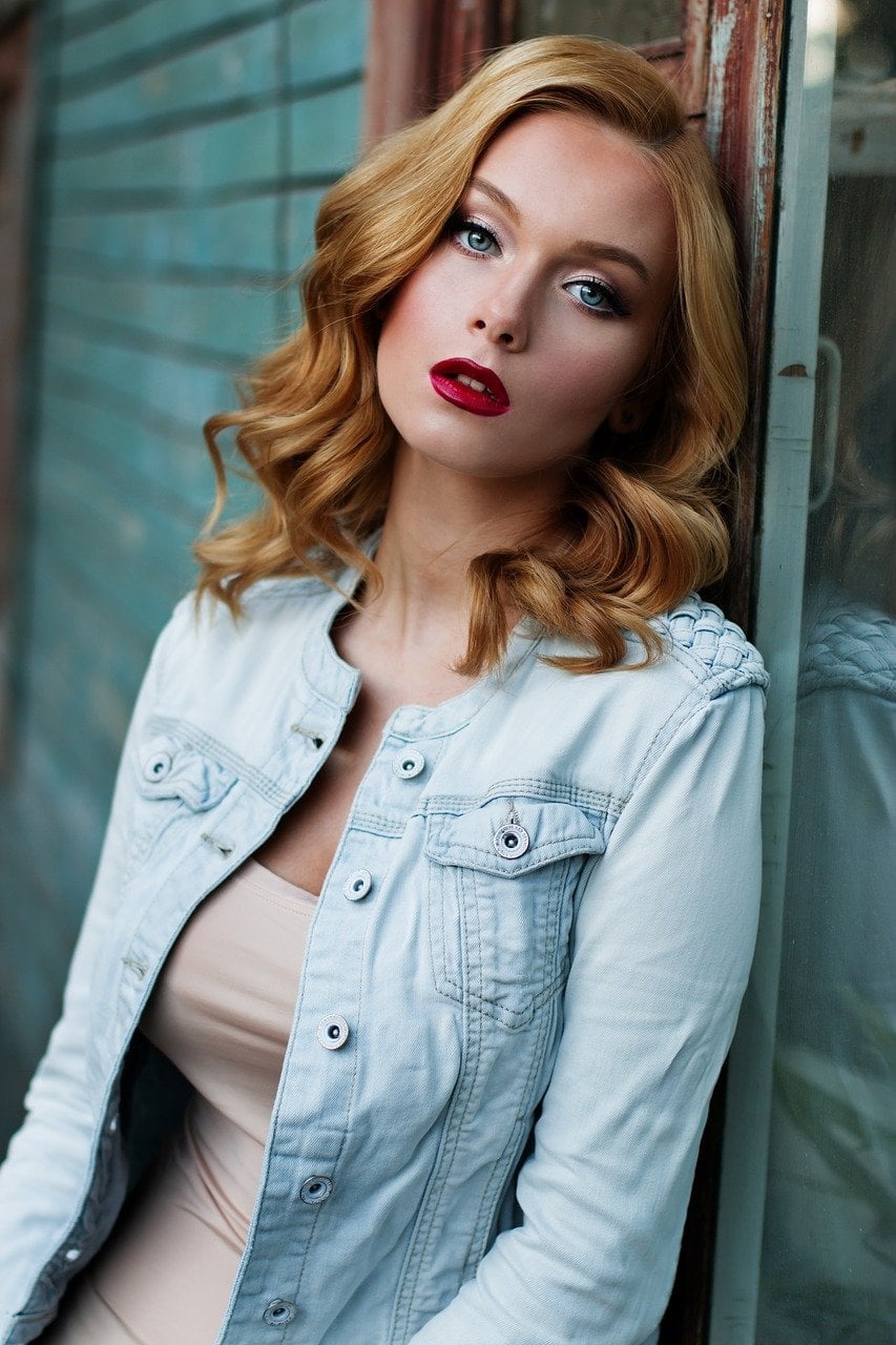 Honey Blonde Collarbone Waves Blowout Honey Blonde Collarbone Waves Blowout — Classy New Hairstyles