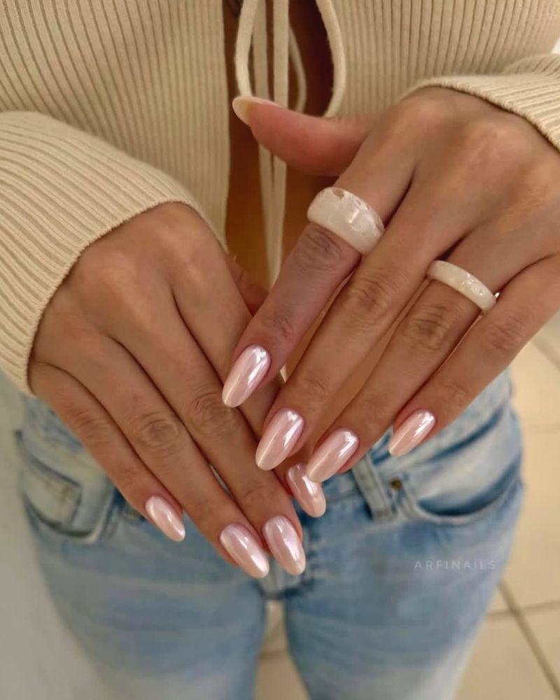 Light Pink Nude Pearlescent Chrome Medium Almond Nails, миндаль Light Pink Nude Pearlescent Chrome Medium Almond Nails, миндаль — Classy Nude Chrome Nails