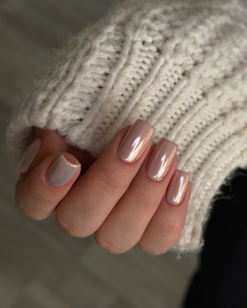 Nude Pearlescent Chrome Short Square Nails Nude Pearlescent Chrome Short Square Nails — Classy Nude Chrome Nails