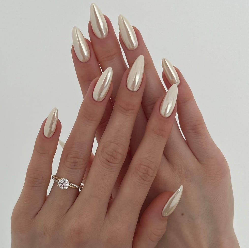 Pale Ivory Mirror Chrome Medium Almond Nails Pale Ivory Mirror Chrome Medium Almond Nails — Classy Nude Chrome Nails