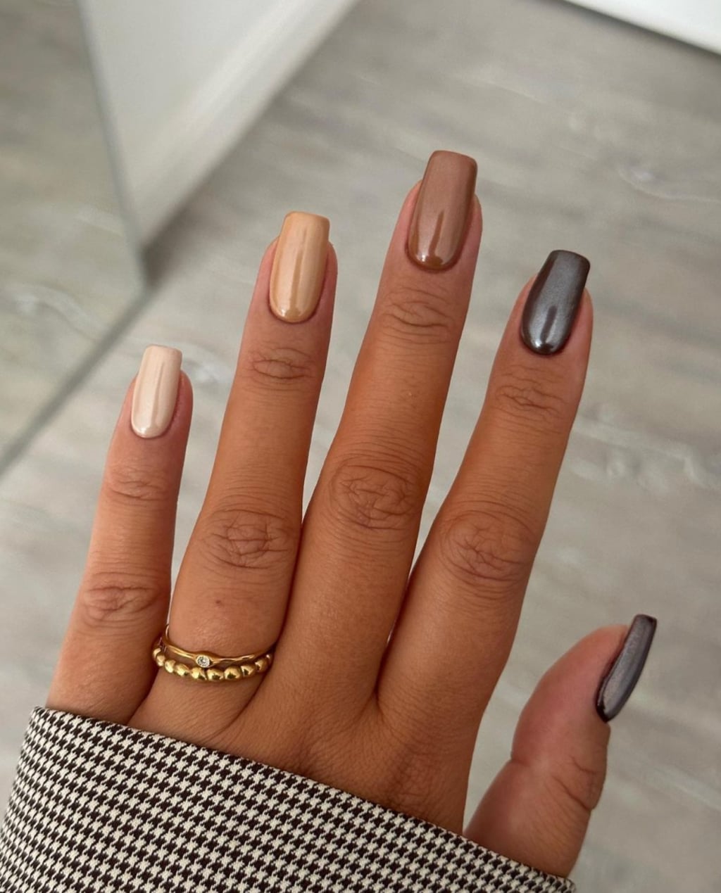 Nude Gradient Dark Chrome Medium Square Nails Nude Gradient Dark Chrome Medium Square Nails — Classy Nude Chrome Nails