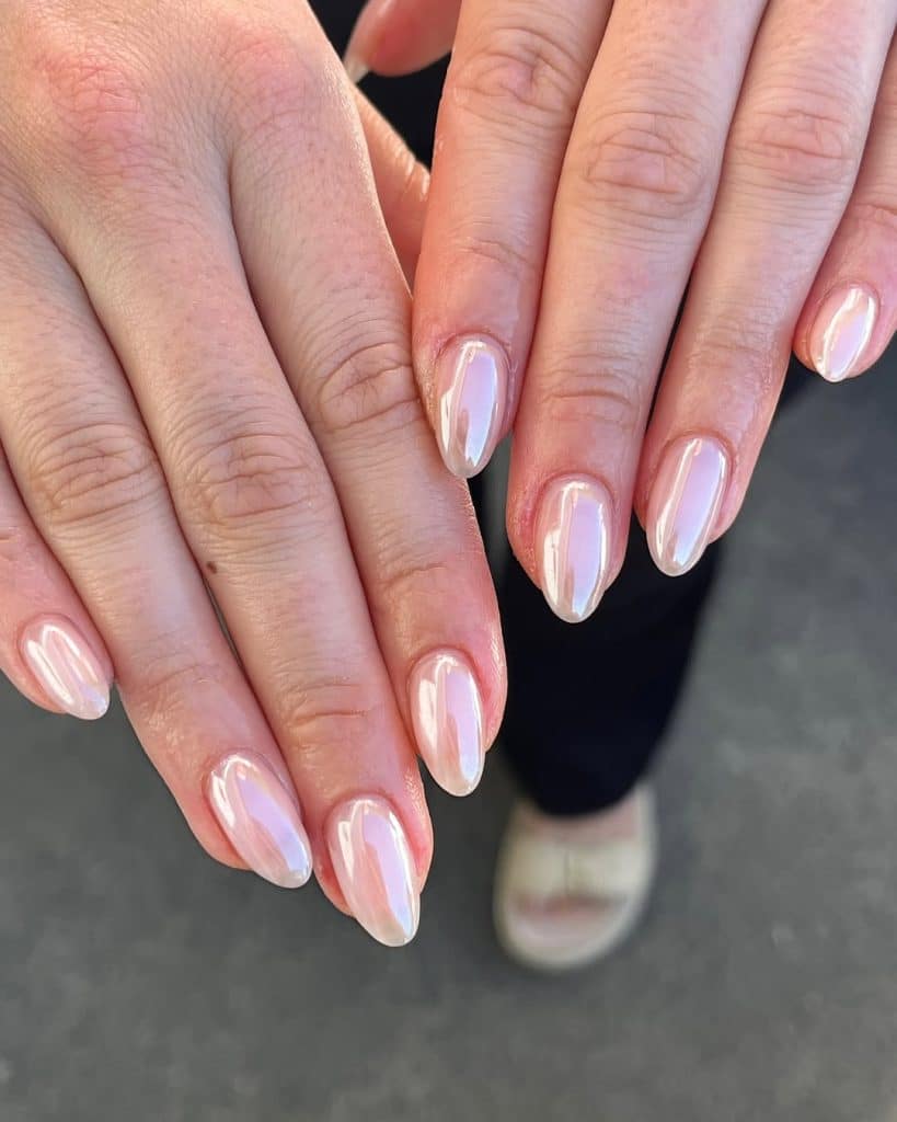 Pale Pink Pearly Chrome Short Oval Nails Pale Pink Pearly Chrome Short Oval Nails — Classy Nude Chrome Nails