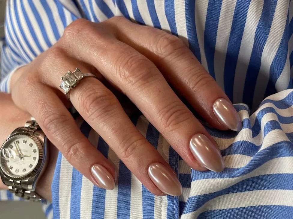 Beige Pink Nude Pearlescent Chrome Medium Almond Nails Beige Pink Nude Pearlescent Chrome Medium Almond Nails — Classy Nude Chrome Nails