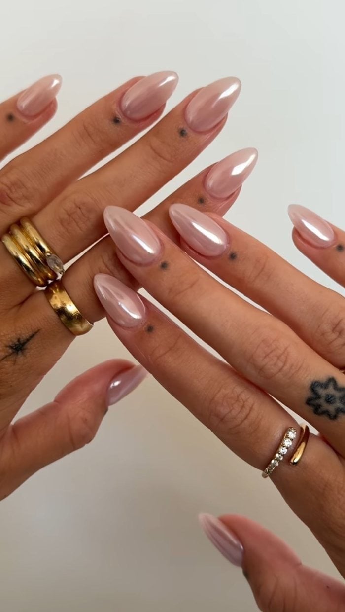 Pale Pink Nude Milky Chrome Short Almond Nails Pale Pink Nude Milky Chrome Short Almond Nails — Classy Nude Chrome Nails