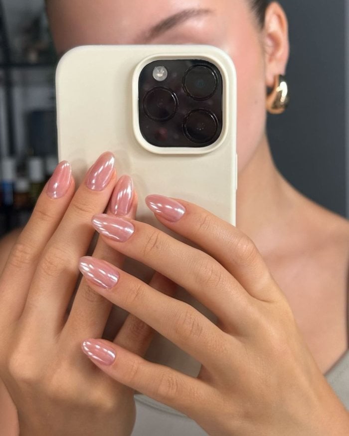 Pale Pink Nude Chrome Medium Almond Nails Pale Pink Nude Chrome Medium Almond Nails — Classy Nude Chrome Nails