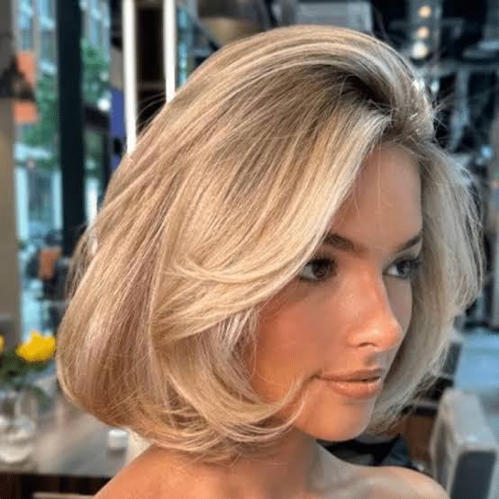 Collarbone Long Bob Honey Blonde With Side-Swept Bangs Collarbone Long Bob Honey Blonde With Side-Swept Bangs — Classy Old Money Haircuts