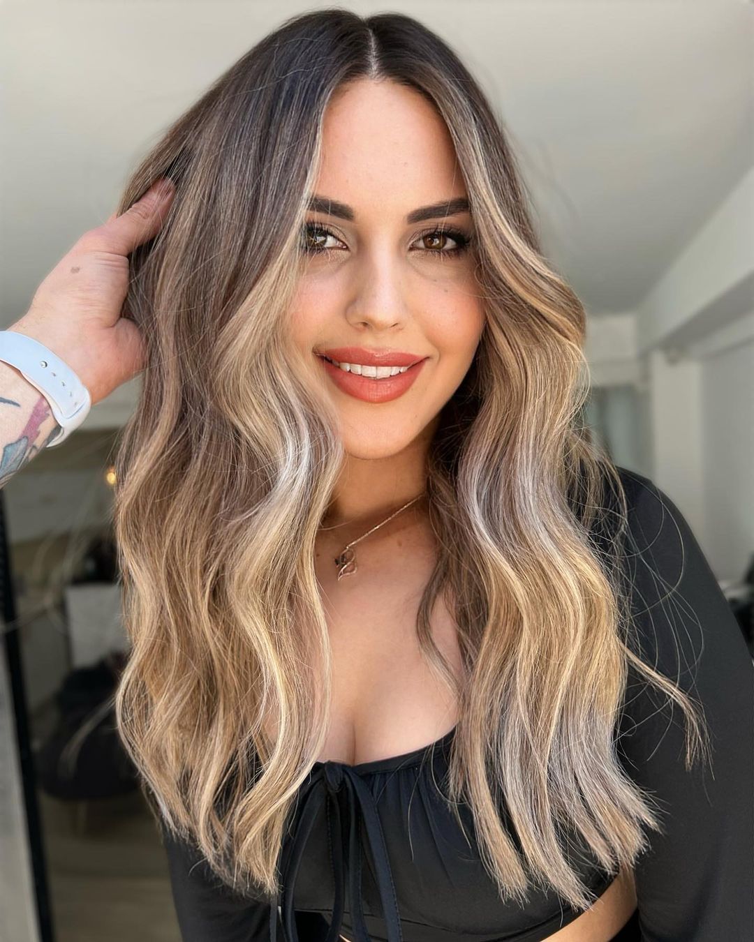 Mid-Back Waves With Dark Blonde To Lighter Blonde Ombré Mid-Back Waves With Dark Blonde To Lighter Blonde Ombré — Classy Ombré Hair
