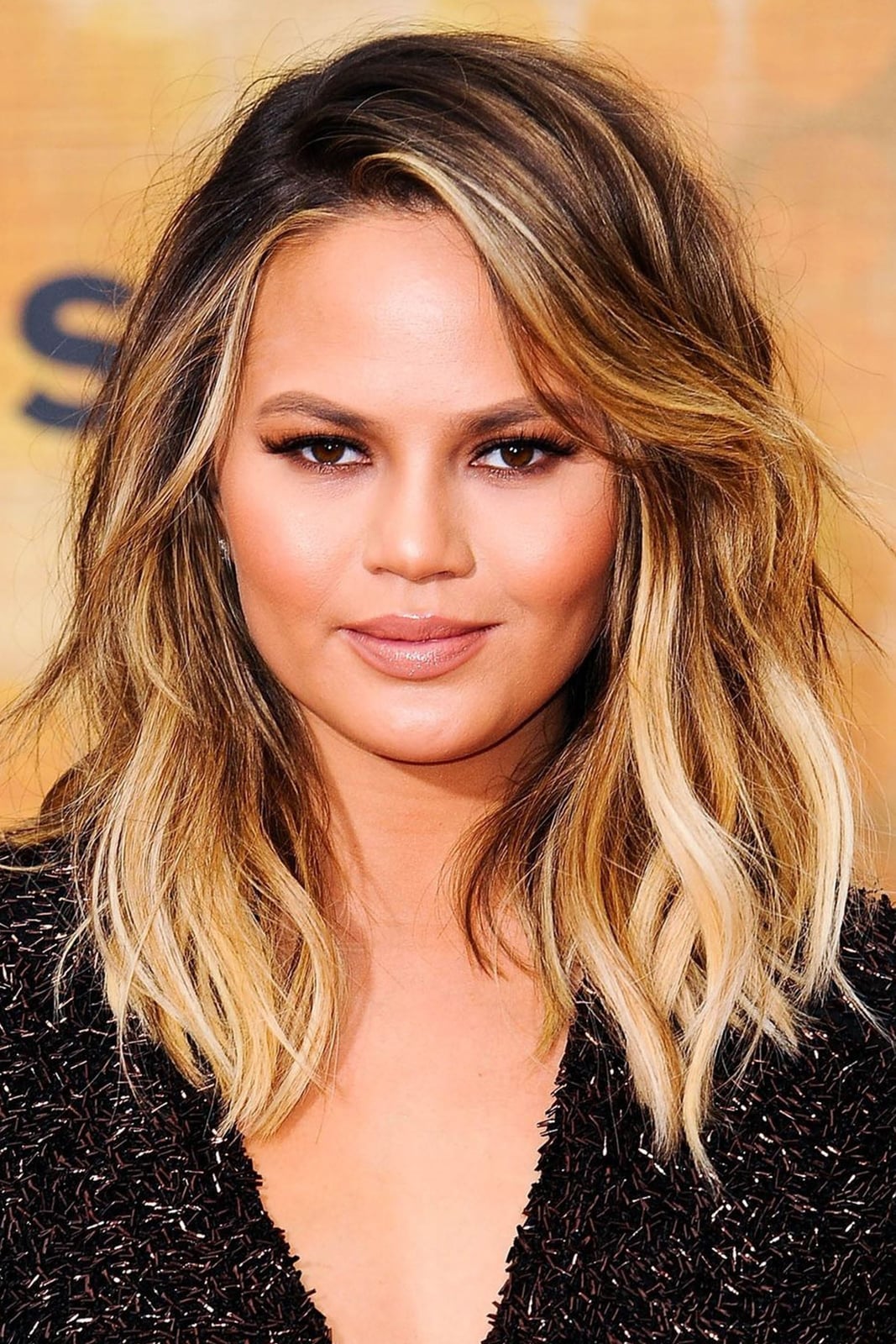 Collarbone Layers With Dark Brown To Blonde Ombré, Close-Up Take Collarbone Layers With Dark Brown To Blonde Ombré, Close-Up Take — Classy Ombré Hair