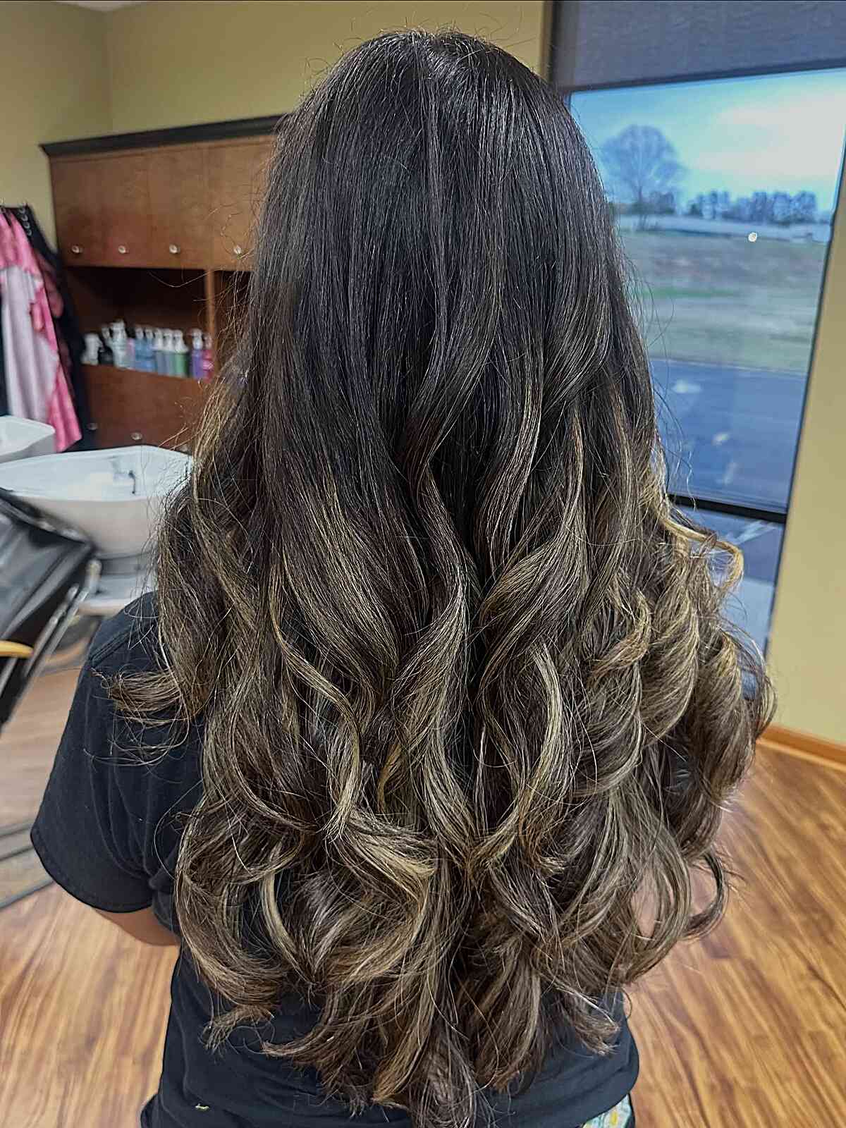 Mid-Back Wavy Hair With Classic Blonde Ombré Mid-Back Wavy Hair With Classic Blonde Ombré — Classy Ombré Hair