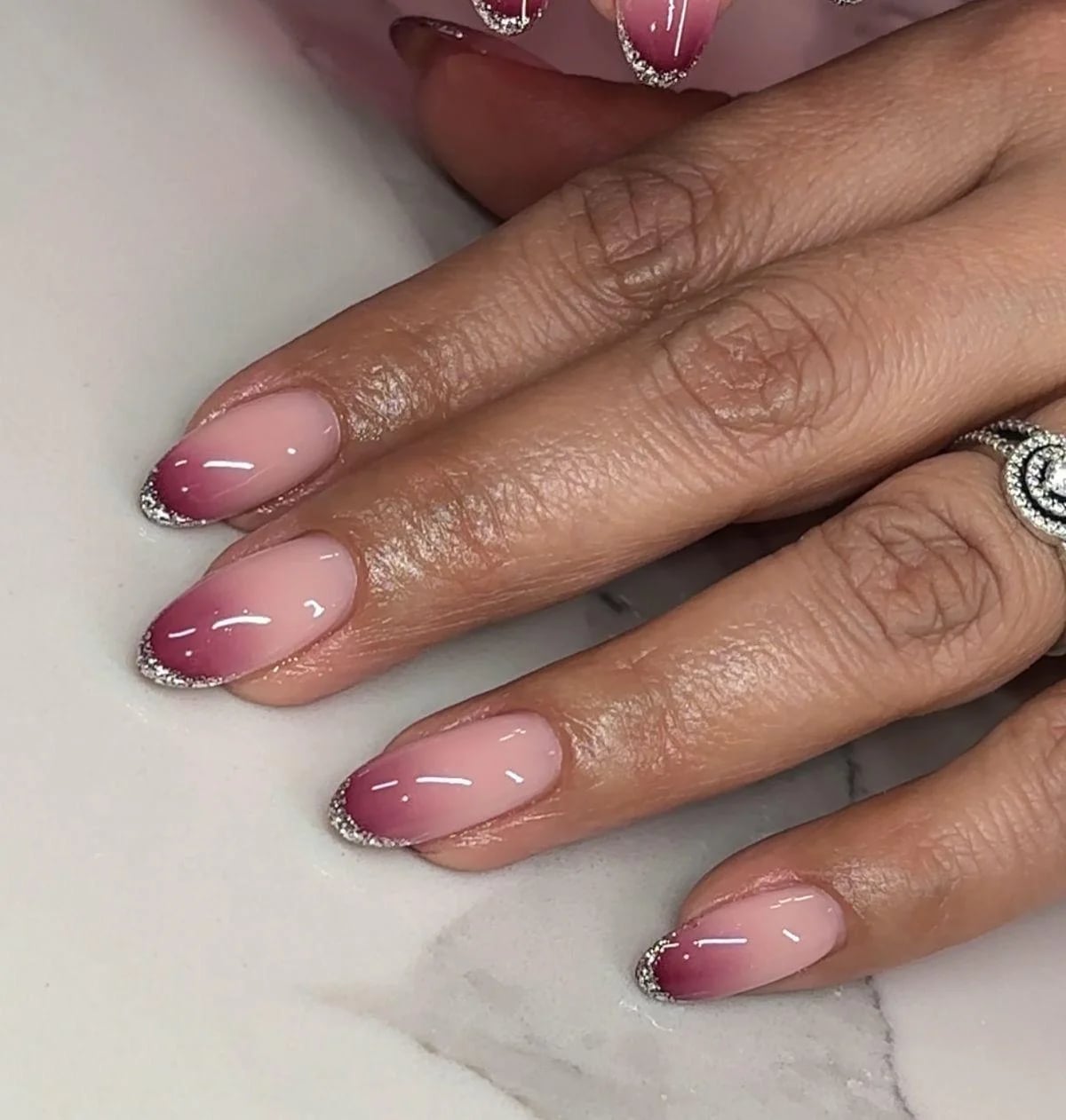 Pink to Clear Ombré Glitter Outline Oval Nails Pink to Clear Ombré Glitter Outline Oval Nails — Classy Ombré Nails