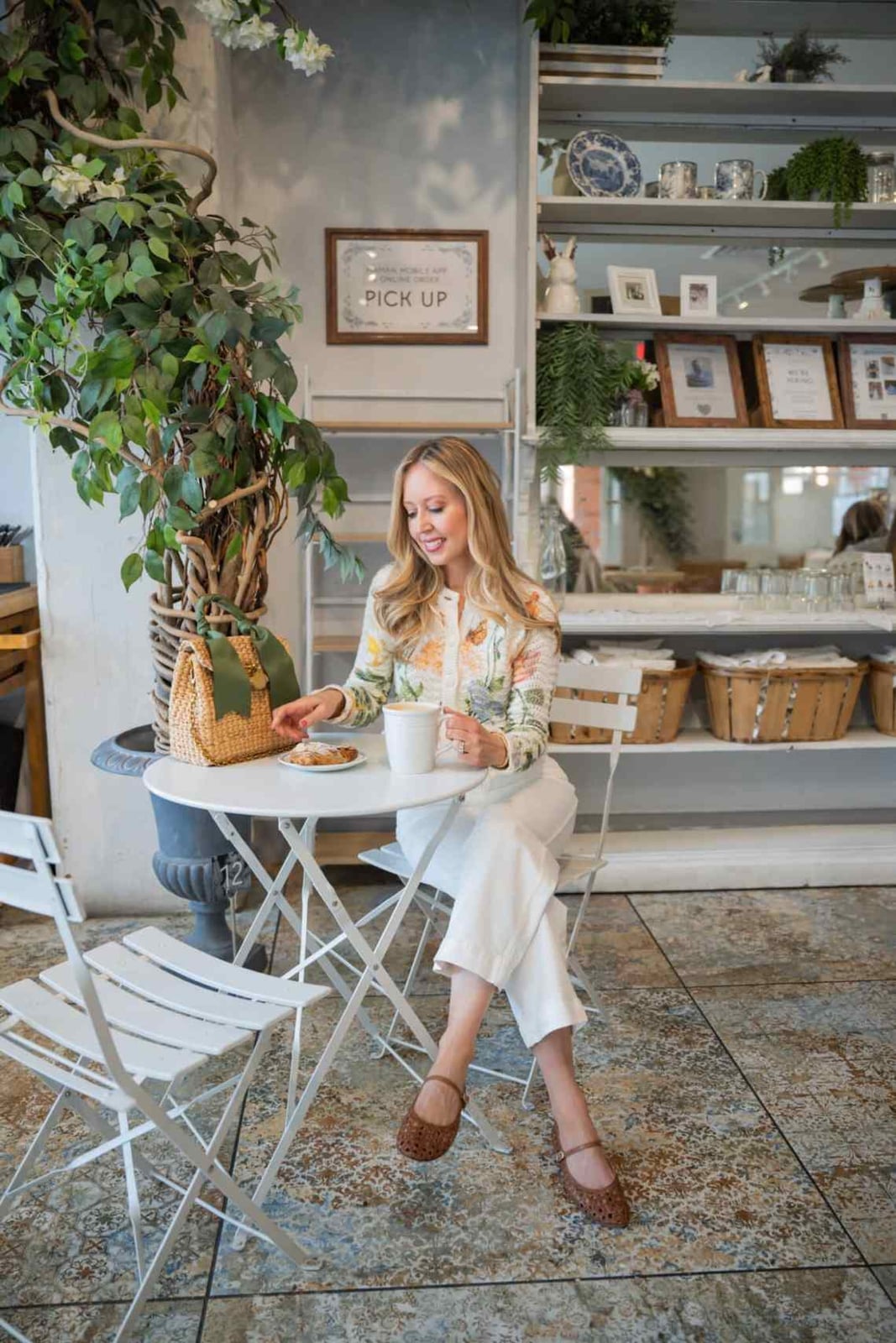 Floral Blouse and White Wide-Leg Trousers for Brunch Floral Blouse and White Wide-Leg Trousers for Brunch — Classy Outdoor Outfit