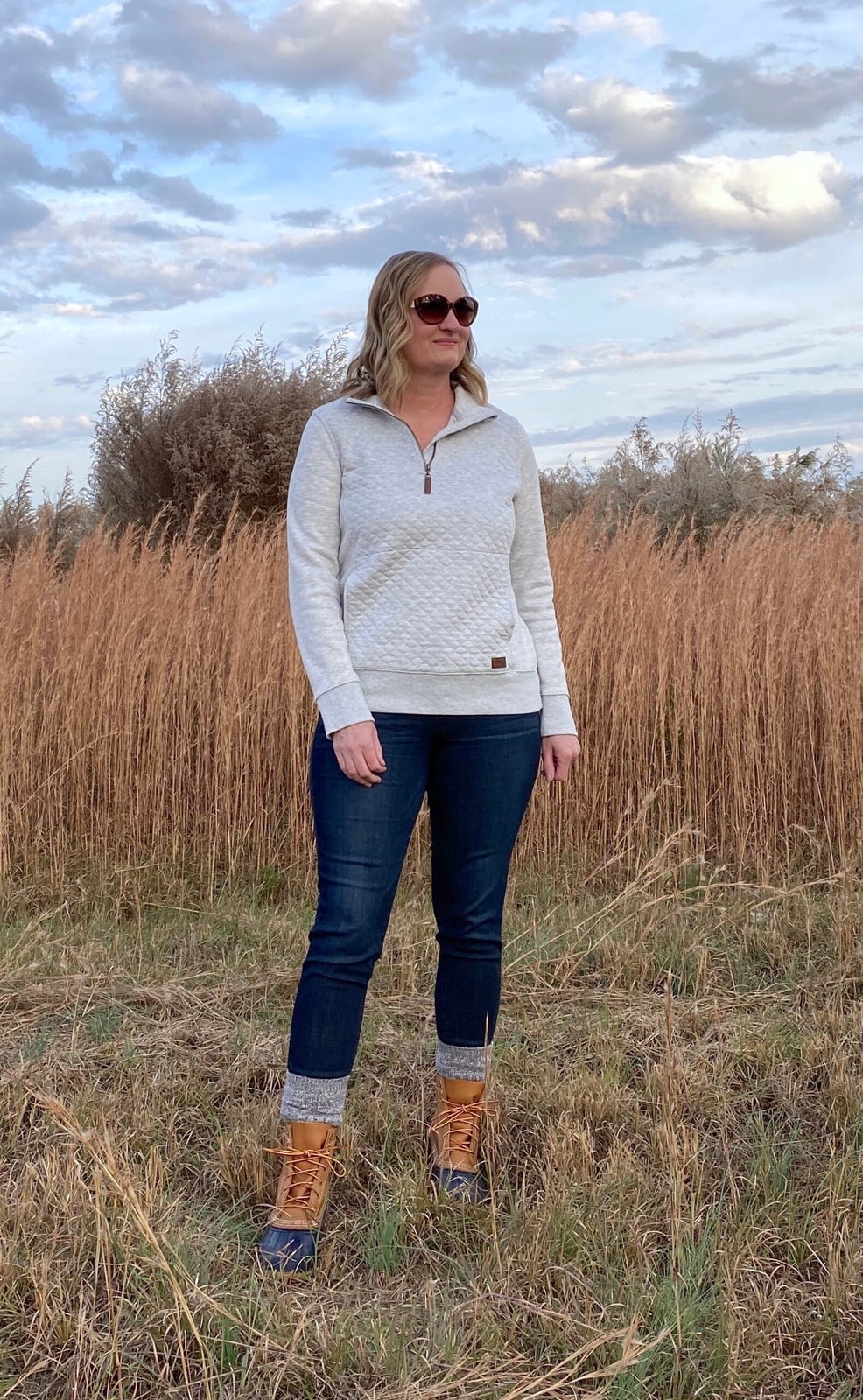 Quilted Sweatshirt with Fitted Jeans for Exploration Quilted Sweatshirt with Fitted Jeans for Exploration — Classy Outdoor Outfit