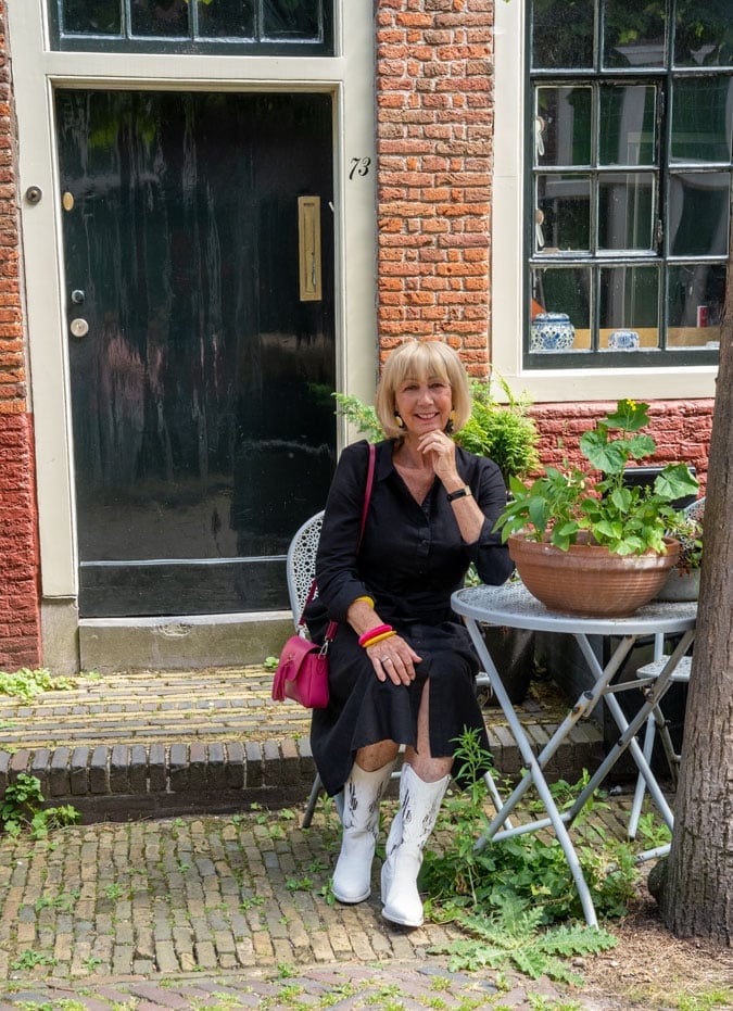 Black Midi Shirt Dress with Pink Bag and White Cowboy Boots Black Midi Shirt Dress with Pink Bag and White Cowboy Boots — Classy Outfits with Cowboy Boots