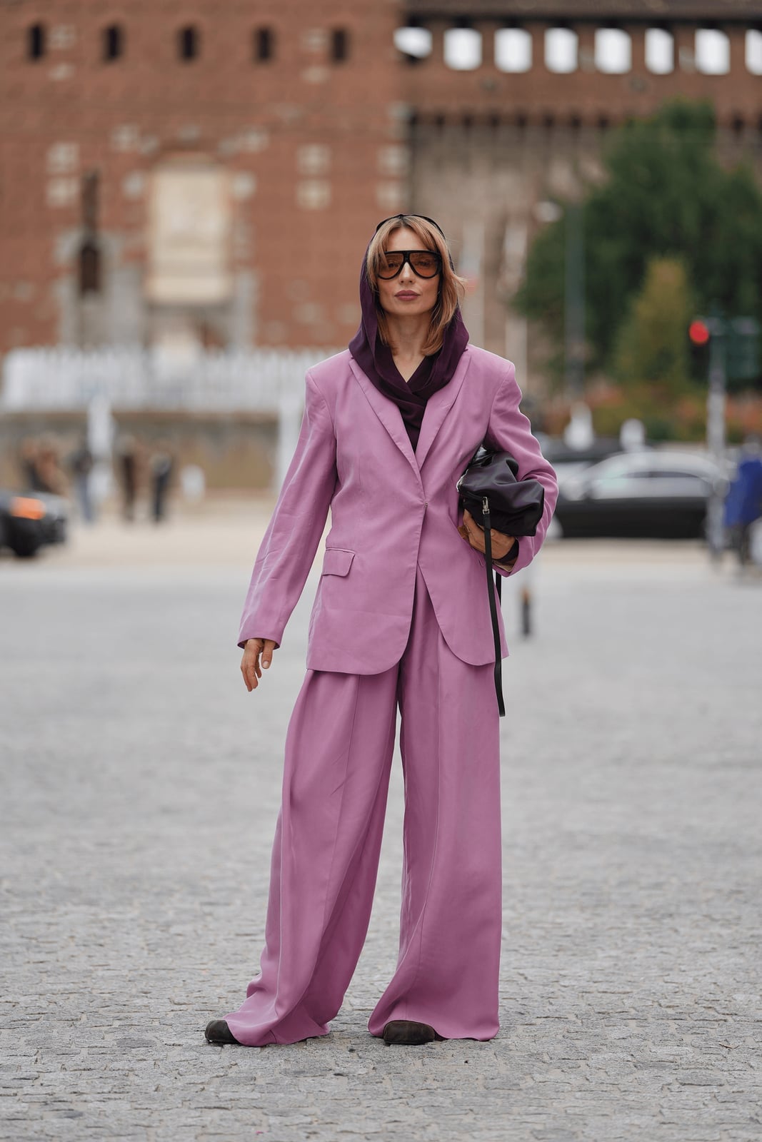Dark Flat Shoes with an Oversized Lilac Suit Dark Flat Shoes with an Oversized Lilac Suit — Classy Outfits with Flats
