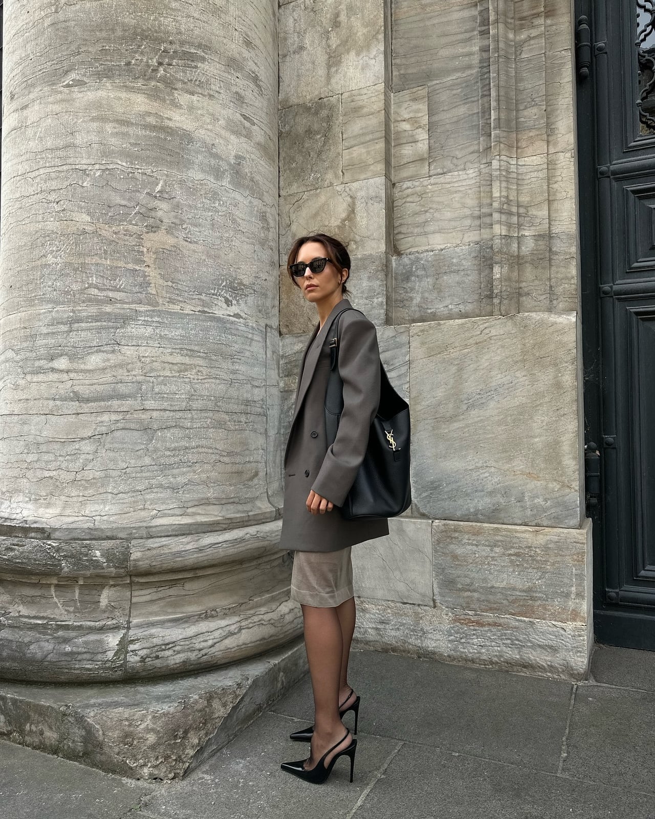 Oversized Grey Blazer With Beige Shorts And Black Tights Oversized Grey Blazer With Beige Shorts And Black Tights — Classy Outfits with Tights