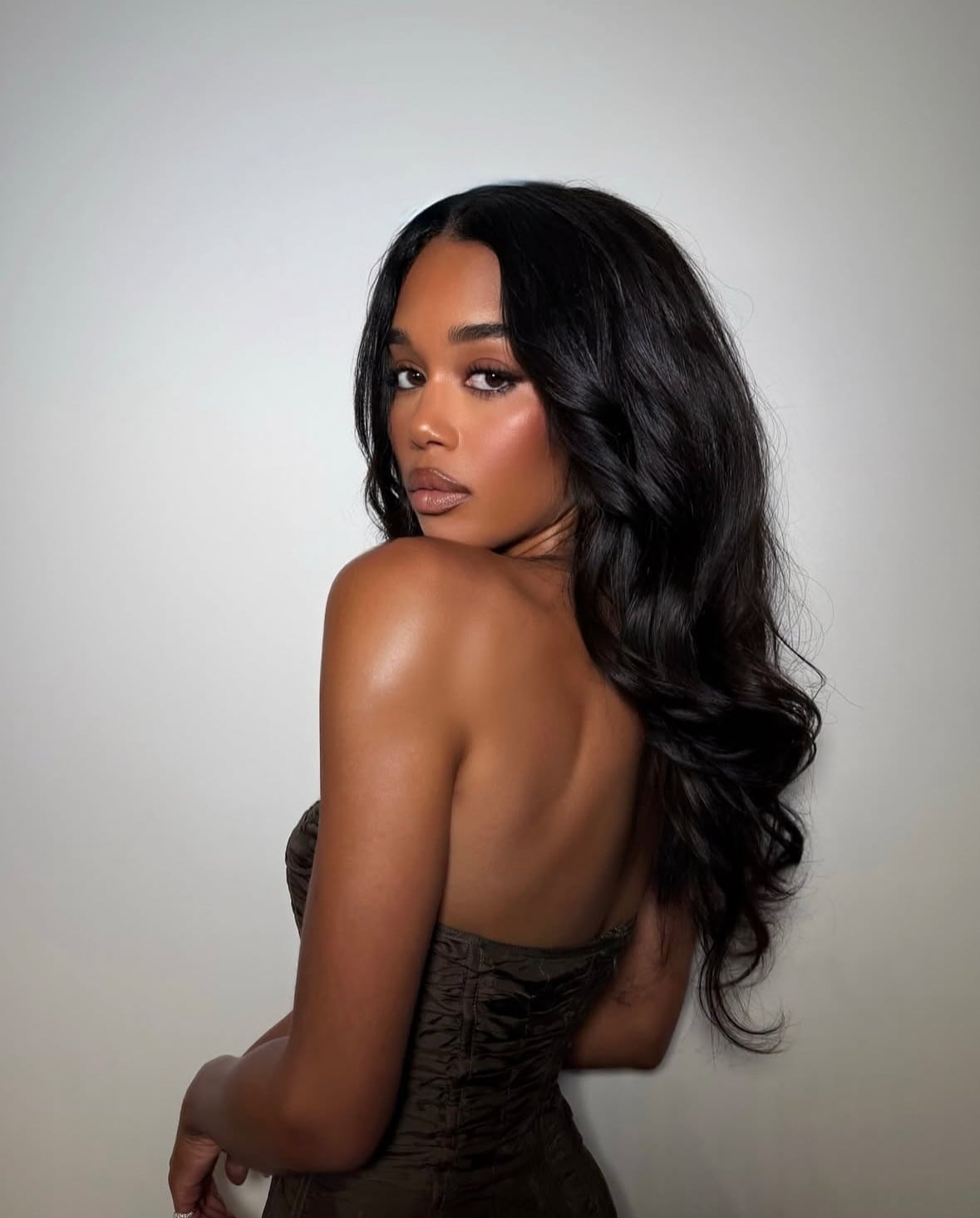 Mid-Back Long Layers With Curtain Bangs and A Woman With Thick Mid-Back Long Layers With Curtain Bangs and A Woman With Thick — Classy Oval Face Haircuts